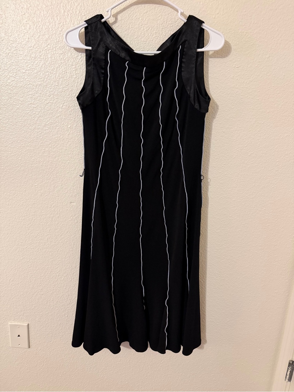 Sandra Darren Black Sleeveless Midi Dress with White Piped Panels